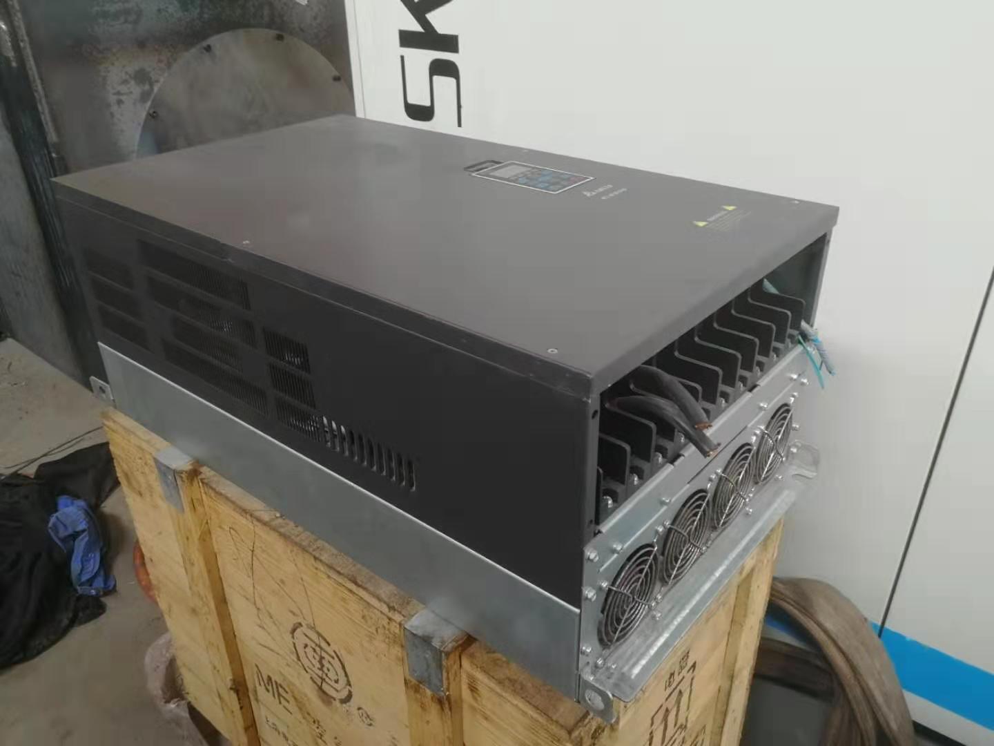 變頻器1臺；二手，售價8000元，完好少用。